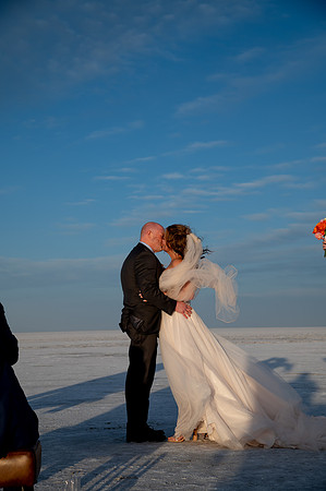 Heather Ohman & Chad Winget’s Windswept Wedding Adventure at the Utah Salt Flats021066