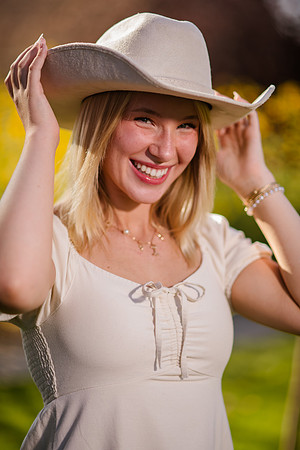 Family Portraits at Wheeler Farm: Alicia Peterson's Blended Family in the Glow of Sunset