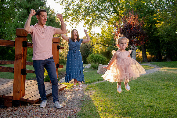 Golden Hour Family Portraits at the International Peace Gardens – The Boss Family1058