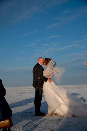 Heather Ohman & Chad Winget’s Windswept Wedding Adventure at the Utah Salt Flats021064