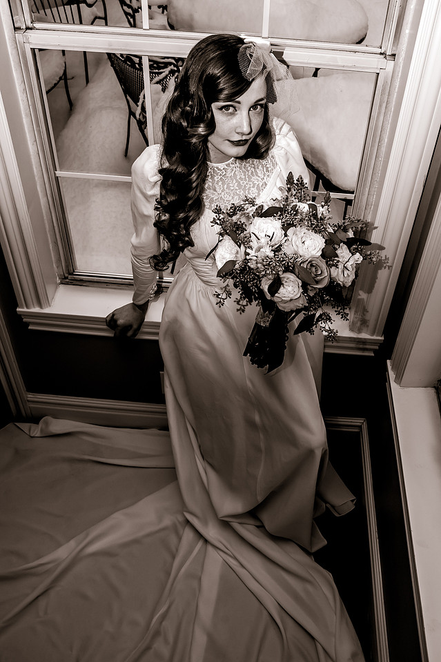 Vintage Hollywood lighting on a 40's inspired bride