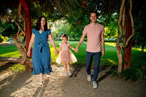 Golden Hour Family Portraits at the International Peace Gardens – The Boss Family782