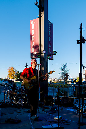 Rosie and the Thorns Live at The Break in Daybreak2779