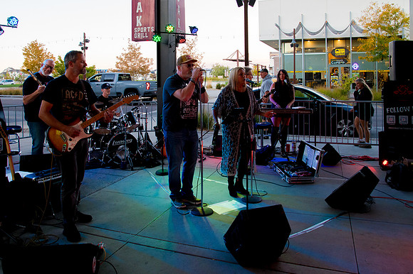 Rosie and the Thorns Live at The Break in Daybreak2916