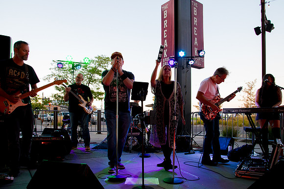 Rosie and the Thorns Live at The Break in Daybreak2945