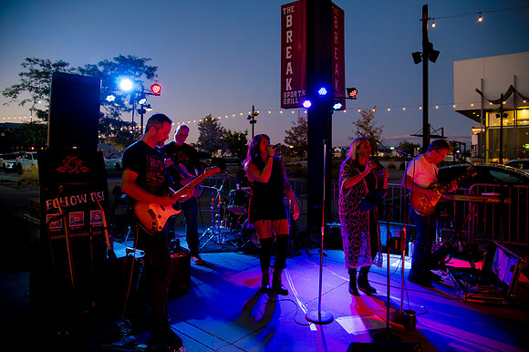 Rosie and the Thorns Live at The Break in Daybreak3094