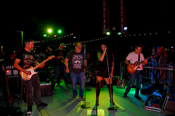 Rosie and the Thorns Live at The Break in Daybreak3223