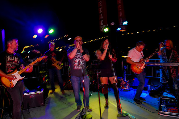Rosie and the Thorns Live at The Break in Daybreak3230
