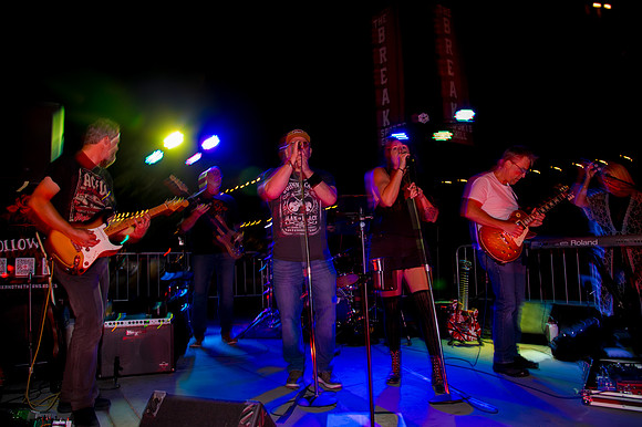 Rosie and the Thorns Live at The Break in Daybreak3231