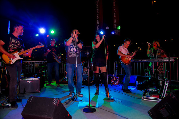 Rosie and the Thorns Live at The Break in Daybreak3237