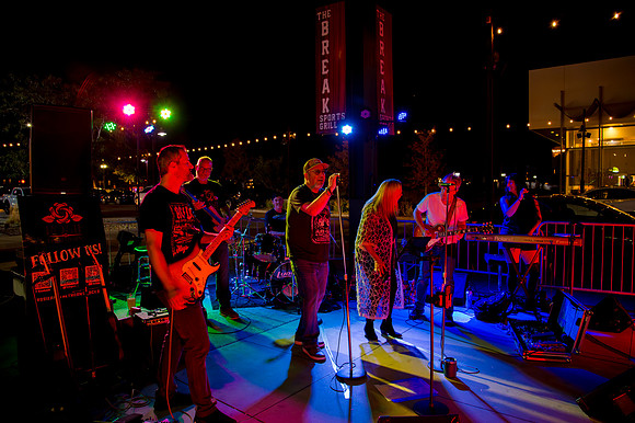 Rosie and the Thorns Live at The Break in Daybreak3260