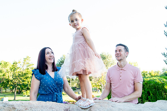 Golden Hour Family Portraits at the International Peace Gardens – The Boss Family708