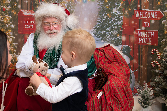 Kids and Santa – Holiday Portraits at Snell & Wilmer37
