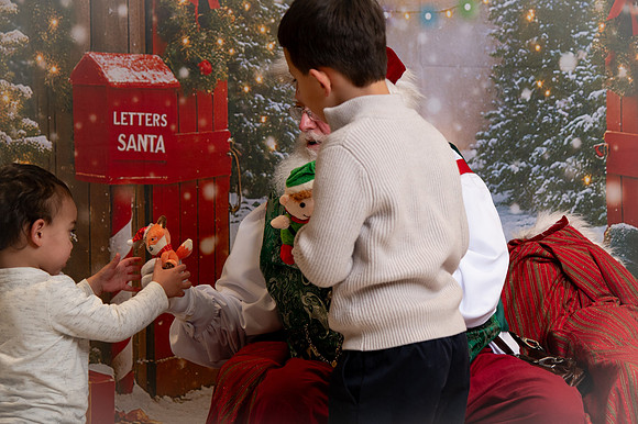 Kids and Santa – Holiday Portraits at Snell & Wilmer165