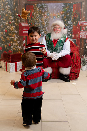 Kids and Santa – Holiday Portraits at Snell & Wilmer189