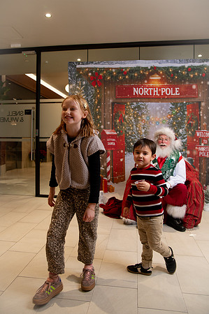 Kids and Santa – Holiday Portraits at Snell & Wilmer193