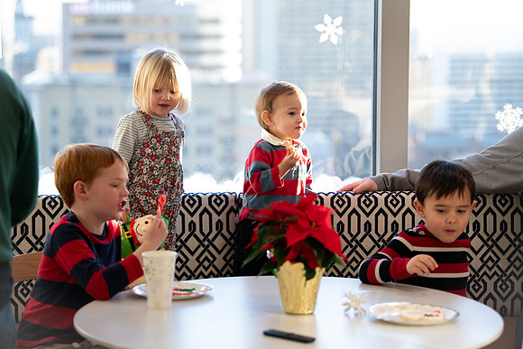 Kids and Santa – Holiday Portraits at Snell & Wilmer2321