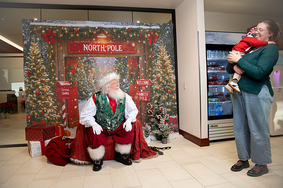 Kids and Santa – Holiday Portraits at Snell & Wilmer9729