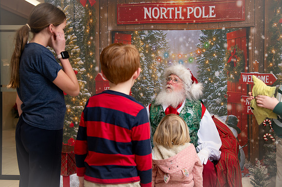 Kids and Santa – Holiday Portraits at Snell & Wilmer9825