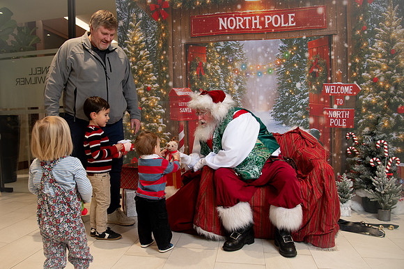 Kids and Santa – Holiday Portraits at Snell & Wilmer9878