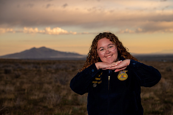 Hadley Lund Golden Hour Desert Senior Session Smyer Image 4513