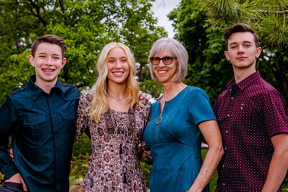 Unforgettable Family Portraits: Celebrating Love and Beauty at the International Peace Gardens