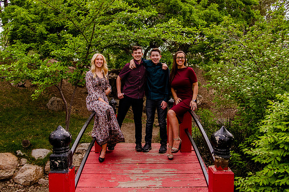 Unforgettable Family Portraits: Celebrating Love and Beauty at the International Peace Gardens