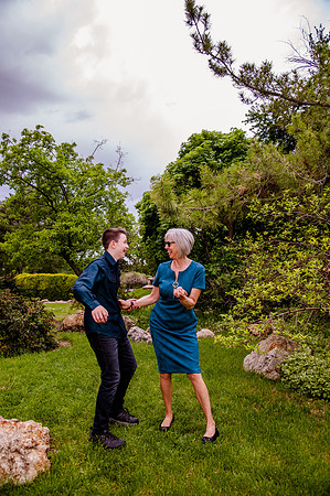 Unforgettable Family Portraits: Celebrating Love and Beauty at the International Peace Gardens