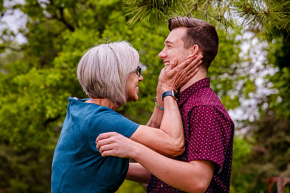 Unforgettable Family Portraits: Celebrating Love and Beauty at the International Peace Gardens