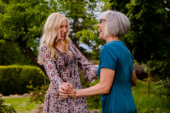 Unforgettable Family Portraits: Celebrating Love and Beauty at the International Peace Gardens