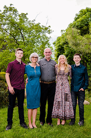 Unforgettable Family Portraits: Celebrating Love and Beauty at the International Peace Gardens