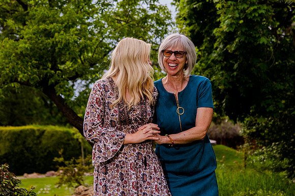 Unforgettable Family Portraits: Celebrating Love and Beauty at the International Peace Gardens