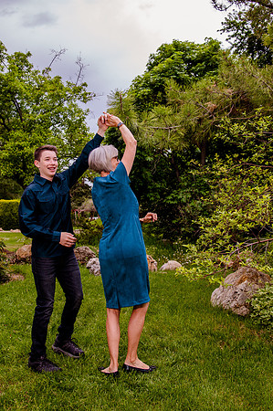 Unforgettable Family Portraits: Celebrating Love and Beauty at the International Peace Gardens