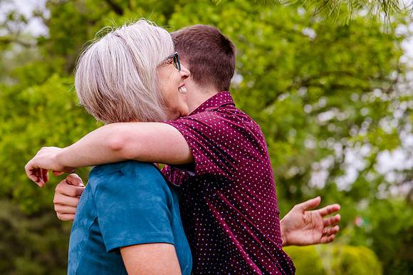 Unforgettable Family Portraits: Celebrating Love and Beauty at the International Peace Gardens