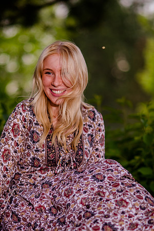 Unforgettable Family Portraits: Celebrating Love and Beauty at the International Peace Gardens