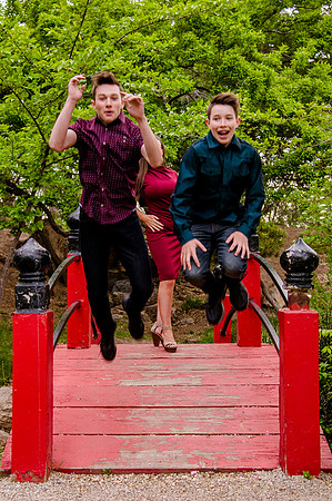 Unforgettable Family Portraits: Celebrating Love and Beauty at the International Peace Gardens