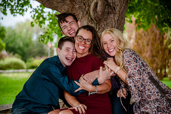 Unforgettable Family Portraits: Celebrating Love and Beauty at the International Peace Gardens