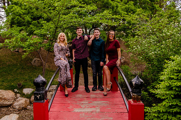 Unforgettable Family Portraits: Celebrating Love and Beauty at the International Peace Gardens
