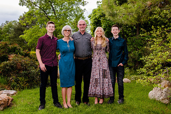 Unforgettable Family Portraits: Celebrating Love and Beauty at the International Peace Gardens