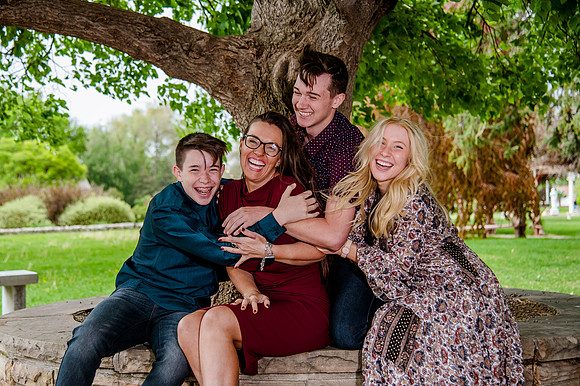Unforgettable Family Portraits: Celebrating Love and Beauty at the International Peace Gardens