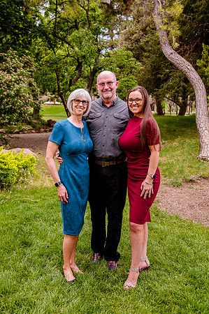 Unforgettable Family Portraits: Celebrating Love and Beauty at the International Peace Gardens