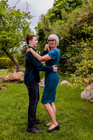 Unforgettable Family Portraits: Celebrating Love and Beauty at the International Peace Gardens