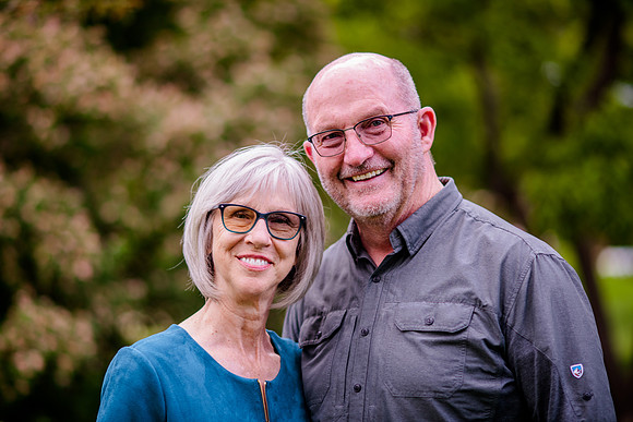 Unforgettable Family Portraits: Celebrating Love and Beauty at the International Peace Gardens