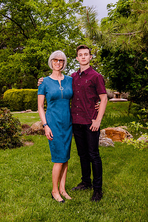 Unforgettable Family Portraits: Celebrating Love and Beauty at the International Peace Gardens