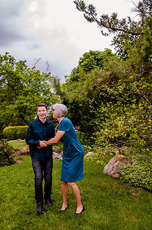 Unforgettable Family Portraits: Celebrating Love and Beauty at the International Peace Gardens