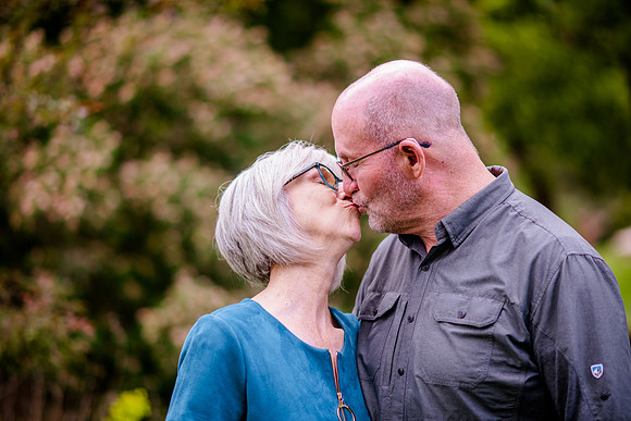 Unforgettable Family Portraits: Celebrating Love and Beauty at the International Peace Gardens
