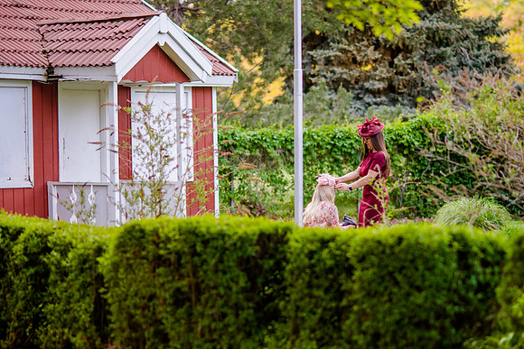 Unforgettable Family Portraits: Celebrating Love and Beauty at the International Peace Gardens