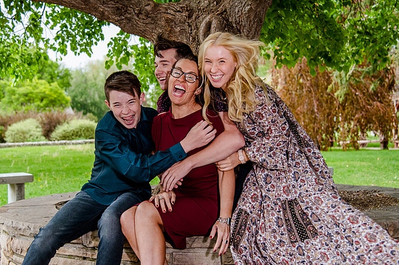 Unforgettable Family Portraits: Celebrating Love and Beauty at the International Peace Gardens
