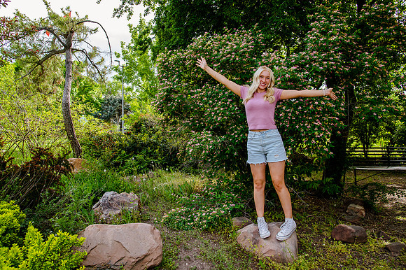 Unforgettable Family Portraits: Celebrating Love and Beauty at the International Peace Gardens