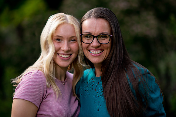 Unforgettable Family Portraits: Celebrating Love and Beauty at the International Peace Gardens